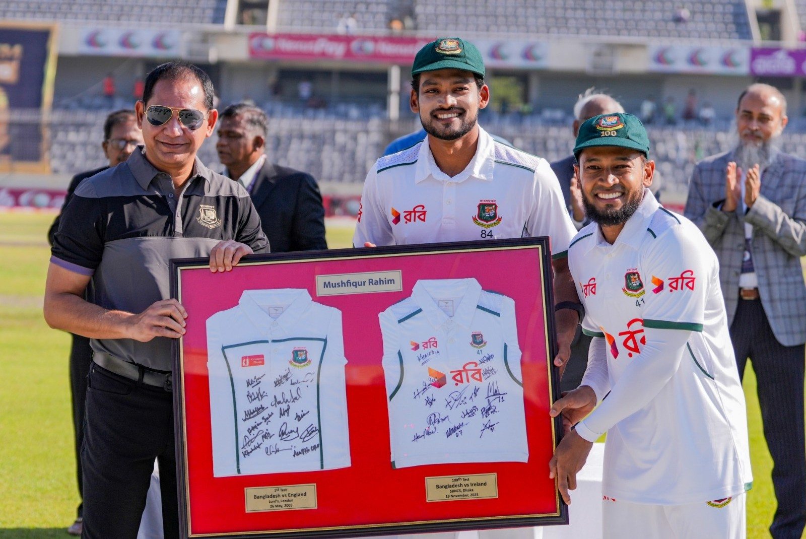 মুশফিকের হাতে স্মারক তুলে দিচ্ছেন তার অভিষেক টেস্টের অধিনায়ক হাবিবুল বাশার ও ১০০তম টেস্টের অধিনায়ক নাজমুল হোসেন শান্ত