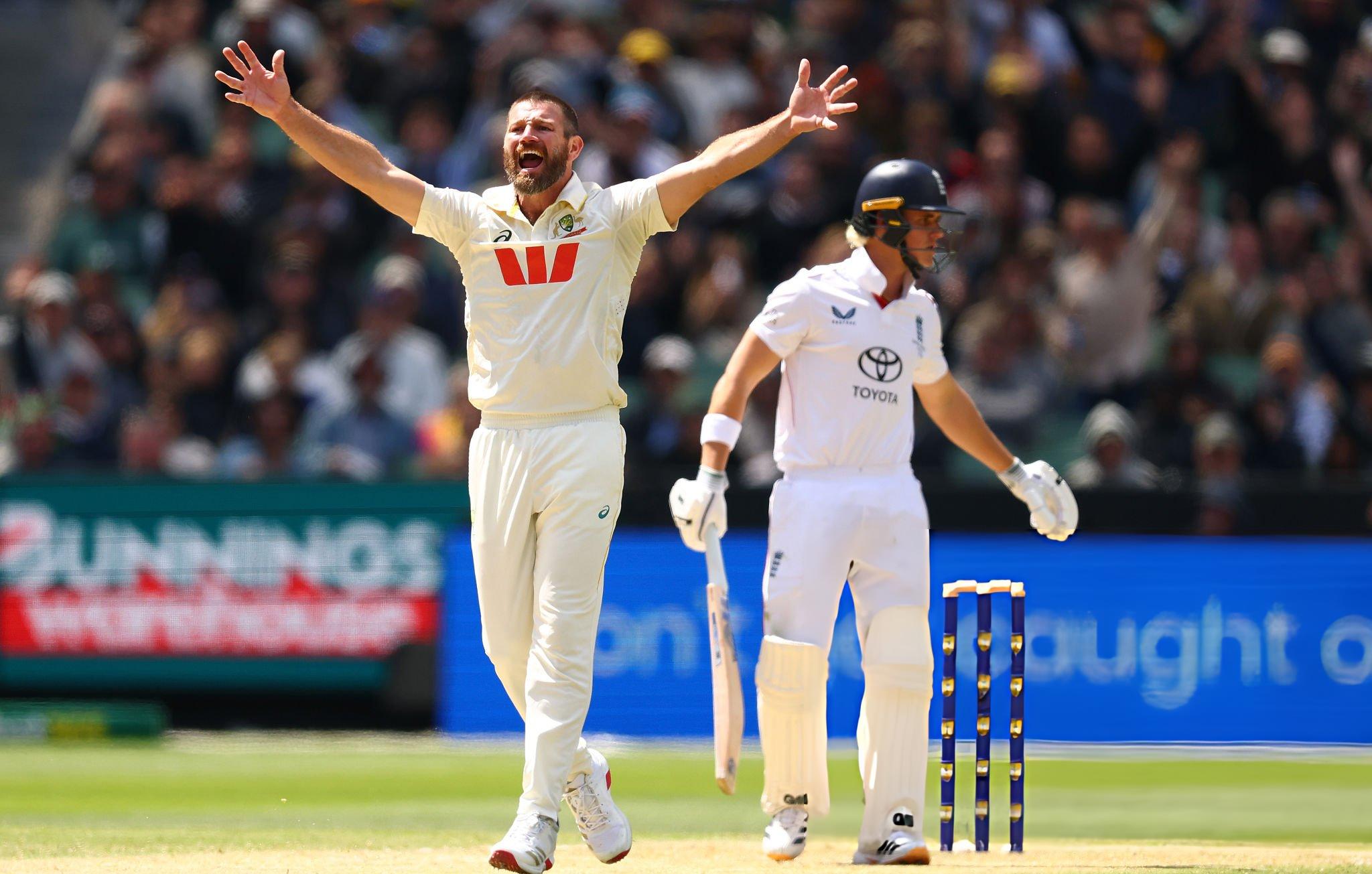 ৪ উইকেট নিয়ে ইংল্যান্ডের ব্যাটিংয়ে ধস নামান মাইকেল নিসার