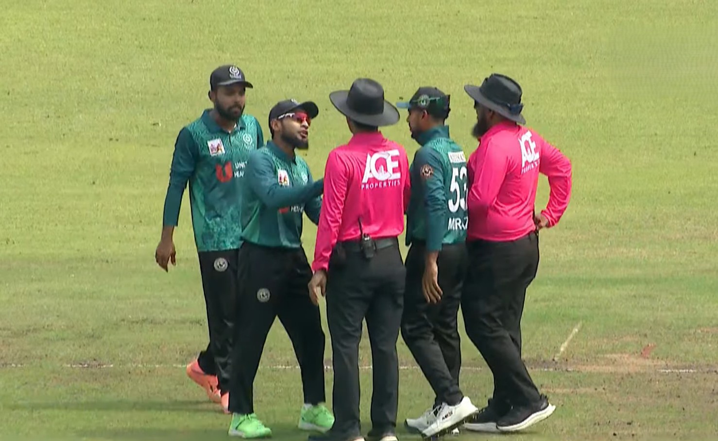 আবাহনীর বিপক্ষে ম্যাচে আম্পায়ার সৈকতের সঙ্গে তর্কে জড়িয়ে শাস্তি পেয়েছিলেন হৃদয়