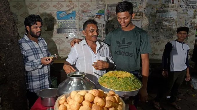  সন্ধ্যায় ময়দানের সামনে বেচেন পানি-পুরি