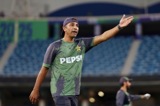 এবার টেস্টের ভারপ্রাপ্ত কোচ হিসেবে আজহার মাহমুদকে পেল পাকিস্তান