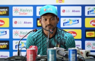 এটা আমি ব্যক্তিগত কিছু থেকে বা রাগ থেকে এটা করেছি। এটা আমি পরিষ্কার করলাম। এটা কেবল দলের ভালোর জন্যই এবং এখানে ব্যক্তিগত কিছু নেই ▷