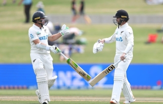 জোড়া সেঞ্চুরিতে ল্যাথাম-কনওয়ের বিশ্বরেকর্ড