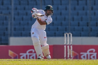 ম্যাকব্রাইনের ঘূর্ণিতে ৩ উইকেট নেই বাংলাদেশের