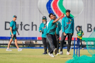 ৩ পেসার নিয়ে টস জিতে বোলিংয়ে বাংলাদেশ