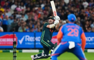 ভারতকে গুঁড়িয়ে সিরিজে এগিয়ে গেল অস্ট্রেলিয়া ভারতকে গুঁড়িয়ে সিরিজে এগিয়ে গেল অস্ট্রেলিয়া