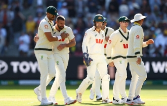 মেলবোর্নে রেকর্ড দর্শকের সামনে প্রথম দিনেই পড়ল ২০ উইকেট