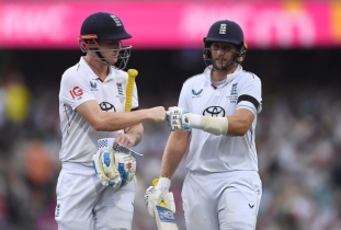 রুট-ব্রুকের ঝলমলে ব্যাটিংয়ের দিনে বাধা বৃষ্টি রুট-ব্রুকের ঝলমলে ব্যাটিংয়ের দিনে বাধা বৃষ্টি