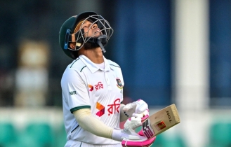 ৬ উইকেট হারিয়ে ইনিংস হারের শঙ্কায় বাংলাদেশ