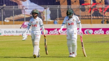 মুশফিক-মুমিনুলের ব্যাটে ঘুরে দাঁড়াল বাংলাদেশ