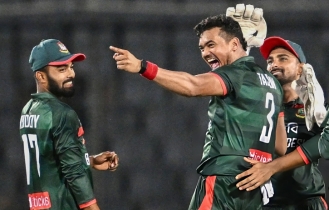 রোমাঞ্চকর ম্যাচে পাকিস্তানকে হারিয়ে সিরিজ জিতল বাংলাদেশ রোমাঞ্চকর ম্যাচে পাকিস্তানকে হারিয়ে সিরিজ জিতল বাংলাদেশ