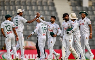 জিম্বাবুয়ের লিডের পর লড়ছে বাংলাদেশ