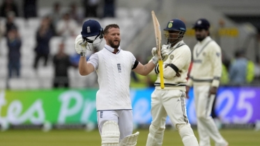 টেস্টে ছন্দে ফিরতে আইপিএল থেকে সরে দাঁড়ালেন ডাকেট