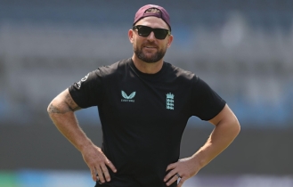 অ্যাশেজে ভরাডুবির পরও ইংল্যান্ডের কোচ থাকছেন ম্যাককালাম