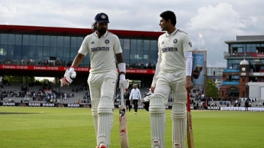 রাহুল-গিলের ব্যাটে টেস্ট বাঁচাতে লড়ছে ভারত
