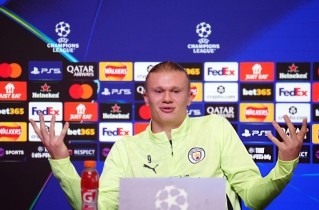 মেসি-রোনালদো থেকে আমি অনেক দূরে: হলান্দ