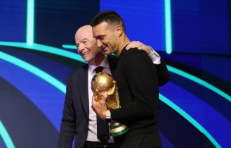 আর্জেন্টিনার কোচের কাছে ক্ষমা চাইল ফিফা আর্জেন্টিনার কোচের কাছে ক্ষমা চাইল ফিফা