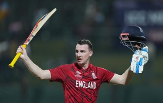 ব্রুকের সেঞ্চুরিতে পাকিস্তানকে হারিয়ে সেমিতে ইংল্যান্ড