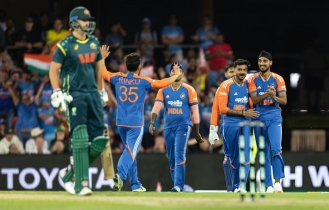 অস্ট্রেলিয়াকে গুঁড়িয়ে সিরিজে এগিয়ে গেল ভারত অস্ট্রেলিয়াকে গুঁড়িয়ে সিরিজে এগিয়ে গেল ভারত