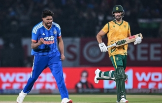 দক্ষিণ আফ্রিকাকে গুঁড়িয়ে সিরিজে এগিয়ে গেল ভারত দক্ষিণ আফ্রিকাকে গুঁড়িয়ে সিরিজে এগিয়ে গেল ভারত