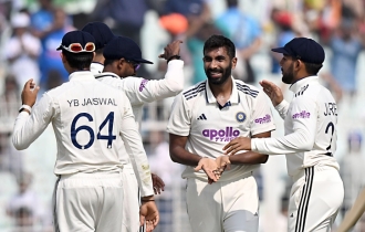 বুমরাহর পেস তোপে প্রথম দিনে ভারতের দাপট বুমরাহর পেস তোপে প্রথম দিনে ভারতের দাপট