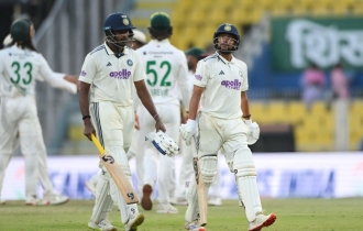 ৫৪৯ রানের লক্ষ্য তাড়ায় ভারতের নেই ২ উইকেট ৫৪৯ রানের লক্ষ্য তাড়ায় ভারতের নেই ২ উইকেট