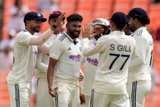 সিরাজ-বুমরাহর আগুন ঝরানো বোলিংয়ের পর রাহুলের ফিফটি