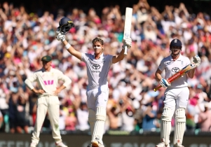 বেথেলের প্রথম সেঞ্চুরি অপেক্ষা বাড়াল অস্ট্রেলিয়ার বেথেলের প্রথম সেঞ্চুরি অপেক্ষা বাড়াল অস্ট্রেলিয়ার