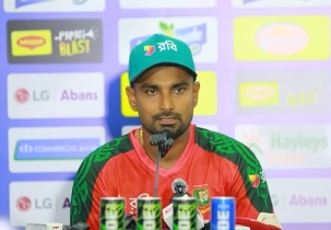 আমার বিশ্বাস ছিল, কলম্বোর উইকেটের জন্য ওর বোলিংটা উপযুক্ত হবে।… এই ম্যাচে আমার পরিকল্পনাই ছিল, আর কেউ খেলুক না খেলুক, মাহেদী খেলবে ▷