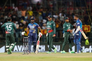 ব্যাটিং ব্যর্থতায় হার দিয়ে শুরু বাংলাদেশের