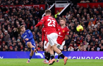 ১০ জনের এভারটনের কাছে ১২ বছর পর ঘরের মাঠে হারল ম্যানইউ