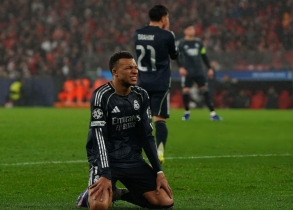 বেনফিকার কাছে হেরে দলের নিবেদনের অভাবে ক্ষুব্ধ এমবাপ্পে বেনফিকার কাছে হেরে দলের নিবেদনের অভাবে ক্ষুব্ধ এমবাপ্পে