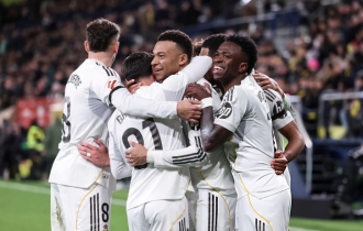 এমবাপ্পের জোড়া গোলে বার্সাকে সরিয়ে শীর্ষে রিয়াল