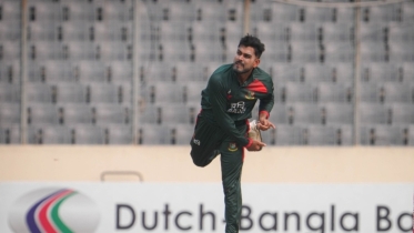 পাকিস্তানকে সিরিজ হারাতে অবদান রেখে র‌্যাঙ্কিংয়ের শীর্ষ দশে মিরাজ