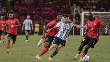 মেসি ম্যাজিকে জয় দিয়ে বছর শেষ করল আর্জেন্টিনা মেসি ম্যাজিকে জয় দিয়ে বছর শেষ করল আর্জেন্টিনা