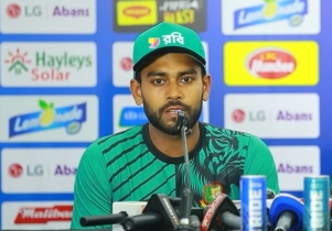 ওরা খুব ভালো খেলছিল আর আমাদের তখন উইকেট দরকার ছিল। আমি তানভীরকে বলেছি আমাদের উইকেট দরকার, ইতিবাচক থাকে যেন। এ ছাড়া আমরা জিততে পারব না ▷