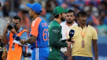 ভারত হাত মেলায়নি, ম্যাচ রেফারির ‘তাৎক্ষণিক অপসারণ’ চায় পাকিস্তান