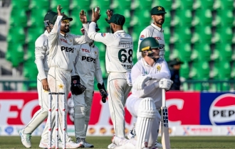 পাকিস্তানের ব্যাটিং ধসের পর চাপে দক্ষিণ আফ্রিকা