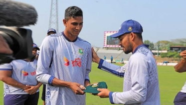 নাহিদ রানার টেস্ট অভিষেক, ফিল্ডিংয়ে বাংলাদেশ