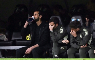 ৪ পয়েন্টে পিছিয়েও শিরোপার আশা ছাড়ছেন না রিয়াল কোচ ৪ পয়েন্টে পিছিয়েও শিরোপার আশা ছাড়ছেন না রিয়াল কোচ