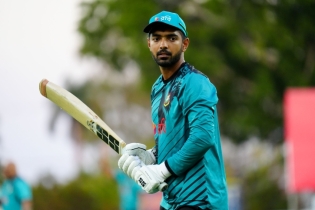 সাইফকে নিয়ে ১ম টি-টুয়েন্টিতে বোলিংয়ে বাংলাদেশ
