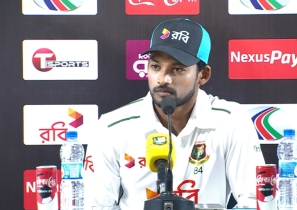 ব্যাটিংয়ের সময় ব্যাটার হিসেবে খেলতে পছন্দ করি। আমার ভেতরে একবারের জন্য মনে হয় না অধিনায়ক হিসেবে খেলছি। চিন্তা করি যে কীভাবে ব্যাটার হিসেবে অবদান রাখতে পারি ▷