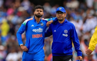 ক্যাচ নিতে গিয়ে পাওয়া চোটে হাসপাতালে আইয়ার ক্যাচ নিতে গিয়ে পাওয়া চোটে হাসপাতালে আইয়ার