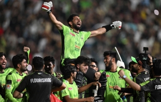 ডিনার করেছি বার্মিংহ্যামে, ব্রেকফাস্ট দুবাইয়ে, গাড়িতে করে আবু ধাবিতে পৌঁছে লাঞ্চ করেছি, বিমানে উঠেছি, এরপর আবার ডিনার লাহোরে ▷