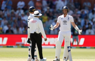 অ্যাডিলেইড টেস্টে ফের স্নিকো বিতর্ক অ্যাডিলেইড টেস্টে ফের স্নিকো বিতর্ক