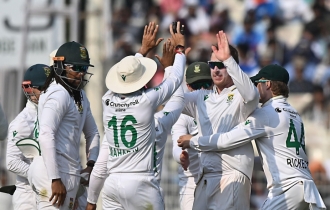 দ. আফ্রিকার স্পিনে কুপোকাত ভারত হারল আড়াই দিনে দ. আফ্রিকার স্পিনে কুপোকাত ভারত হারল আড়াই দিনে