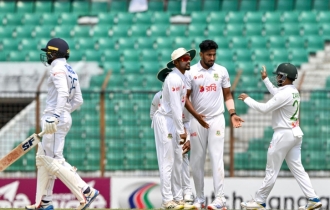 বাংলাদেশের বাজে ফিল্ডিংয়ে শ্রীলঙ্কার রান পাহাড়