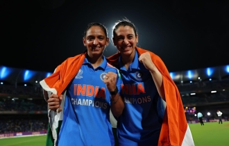 এখনও বিশ্বাস করতে পারছি না। ক্রিকেট মাঠে আমি কখনও এতটা আবেগপ্রবণ হইনি, কিন্তু আজকের রাতটা অবিশ্বাস্য। বিশ্ব চ্যাম্পিয়ন হওয়াটা এখনও প্রসেস করতে পারছি না ▷