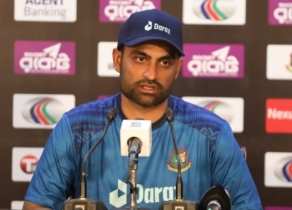 এখানে সতর্ক করার কিছু নেই। এটা বোল্ডের মতো আউট। ওই সময়ে হয়তো অধিনায়ক চিন্তা করেছে আমরা এভাবে আউট নেব না। এজন্য আমরা তাকে ফিরিয়ে এনেছি ▷
