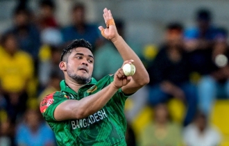 তাসকিনকে নিয়ে বোলিংয়ে বাংলাদেশ